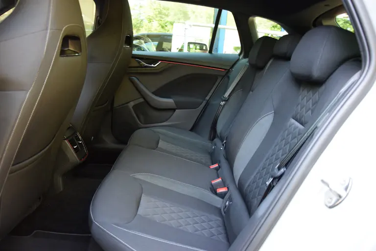 Skoda Scala 1.0 TSI Sport Business DSG Automaat | Org. NL | BOVAG Garantie | Cruise & Climate Control | Parkeersensoren | Full LED | Sportstoelen | Apple Carplay / Android Auto | afbeelding 8