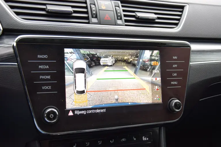 Skoda Superb Combi 1.4 TSI iV 160PK Business Edition Plus PHEV DSG Automaat | Org. NL | BOVAG Garantie | Trekhaak | Virtual dashboard | Apple Carplay/Android Auto | Elektrische Voorstoelen met geheugen | Verwarmde Voorruit + Stoelen | afbeelding 26
