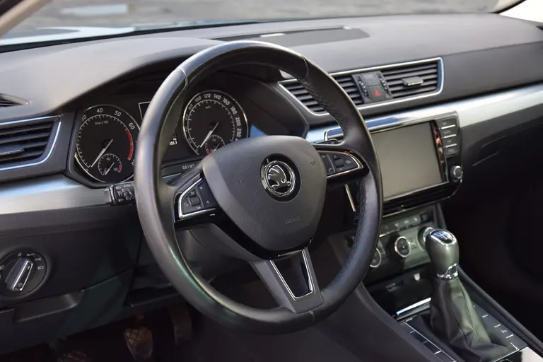 Skoda Superb 1.4 TSI Ambition Business | BOVAG Garantie | Trekhaak | Stoelverwarming | Achteruitrijcamera | All Season Banden | Cruise&Climate Control | Navigatie | Elektrisch Bedienbare Bestuurdersstoel | afbeelding 19