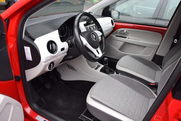 Volkswagen up! 1.0 BMT up! BEATS | Org. NL | BOVAG Garantie | 15'' Velgen | Airconditioning | Bluetooth Telefoonverbinding | LED Dagrijverlichting | Lage KM-Stand NAP! | afbeelding 9