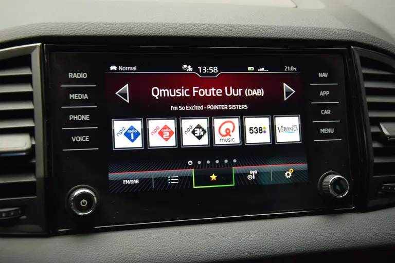 Skoda Karoq 1.5 TSI 150PK ACT Sportline Business | BOVAG Garantie | Org. NL | Trekhaak | Vitrual Cockpit | Achteruitrijcamera | Stoel&Stuurverwarming | 19'' Velgen | Full LED | afbeelding 23