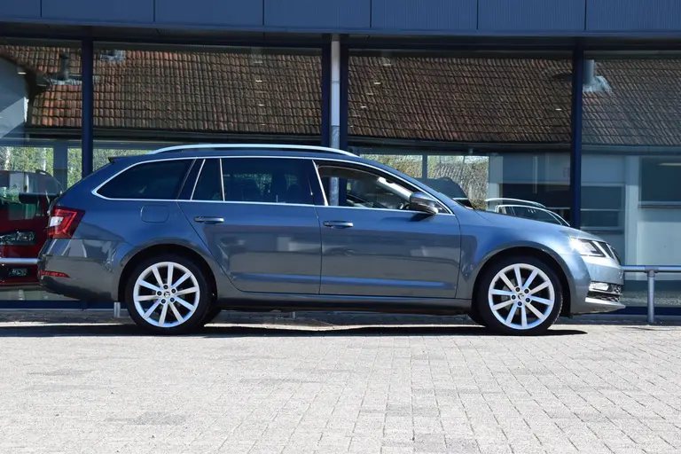 Skoda Octavia Combi 1.0 TSI Greentech Style Business DSG Automaat | Org. NL | BOVAG Garantie | Achteruitrijcamera | Stoelverwarming |  Lederen Bekleding | Full LED | Apple Carplay/Android Auto | afbeelding 5