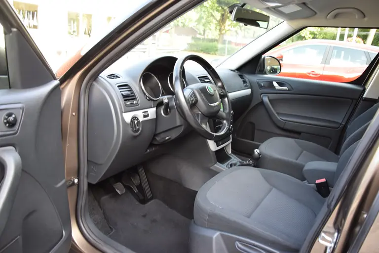 Skoda Yeti 1.2 TSI Ambition | Org. NL | Trekhaak | 16'' Velgen | All Season Banden | Cruise & Climate Control | Multifunctioneel Stuurwiel | Goed Onderhouden | afbeelding 9