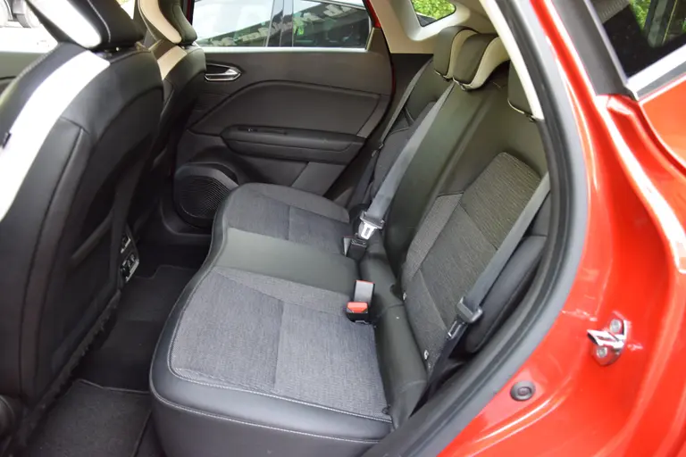 Renault Captur 1.0 TCe 100 Intens | BOVAG Garantie | Trekhaak | All Season Banden | Navigatie | Achteruitrijcamera | PDC Voor&Achter | Apple Carplay | Full LED | Dealer Onderhouden | afbeelding 8