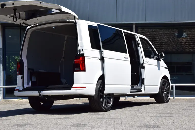 Volkswagen Transporter 2.0 TDI L2H1 Highline DSG Automaat 3-zits (3 persoons) | Org. NL | BPM Vrij | Trekhaak | LED | Adaptive Cruise Control | PDC V+A incl. Camera | Voorruit verwarming | DAB+ | Lichtmetalen velgen 17" | afbeelding 4