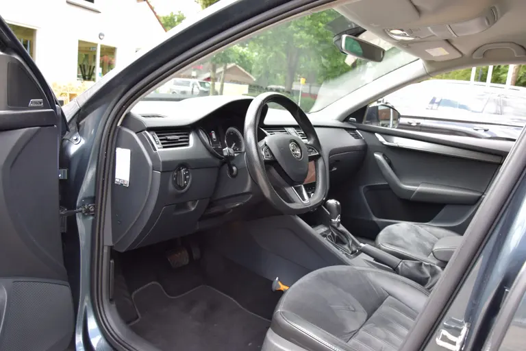 Skoda Octavia Combi 1.0 TSI Greentech Style Business | Org. NL | BOVAG Garantie | Full LED | Half Leder | PDC Voor&Achter | Stoelverwarming | Sportstuur | Cruise Control | afbeelding 9