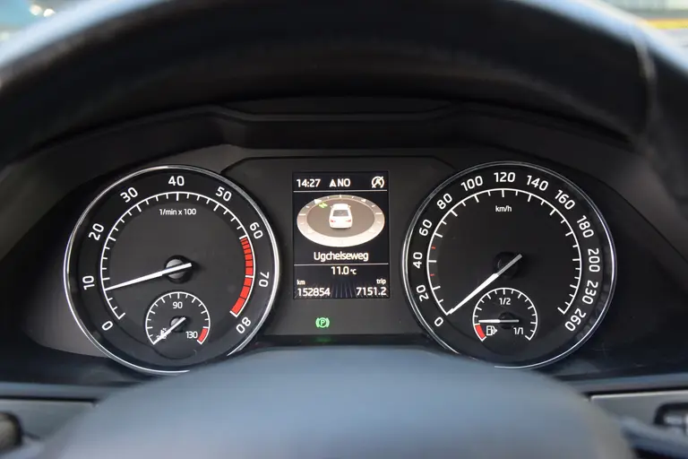 Skoda Superb 1.4 TSI Ambition Business | BOVAG Garantie | Trekhaak | Stoelverwarming | Achteruitrijcamera | All Season Banden | Cruise&Climate Control | Navigatie | Elektrisch Bedienbare Bestuurdersstoel | afbeelding 15