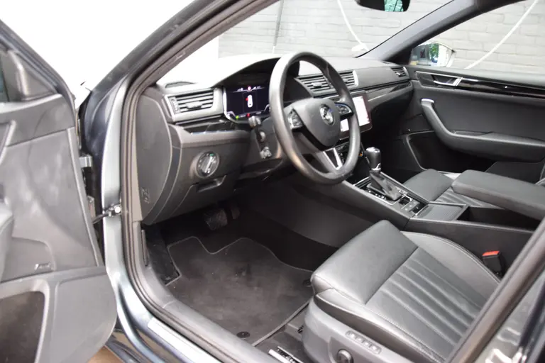Skoda Superb Combi 1.4 TSI iV Laurin&Klement | BOVAG Garantie | Trekhaak | Leder | Panoramadak | Camera | Virtual Cockpit | Full LED | Stoelverwarming Voor&Achter | 18'' Met All Season Banden | afbeelding 10