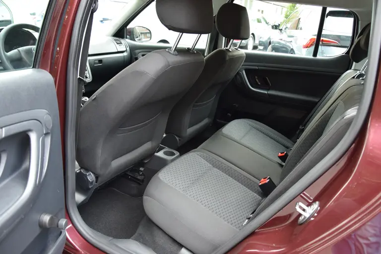 Skoda Fabia 1.2 TSI Ambition | Org. NL | Incl. Nieuwe APK | Trekhaak | Cruise Control | Airco | All Season Banden | Radio/CD/AUX | Slechts 109.000KM NAP! | afbeelding 7