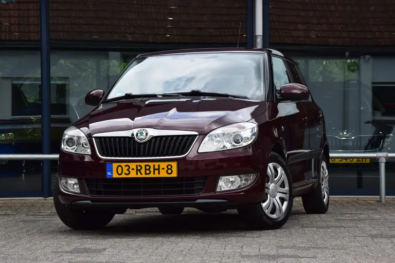 Skoda Fabia 1.2 TSI Ambition | Org. NL | Incl. Nieuwe APK | Trekhaak | Cruise Control | Airco | All Season Banden | Radio/CD/AUX | Slechts 109.000KM NAP! | afbeelding 2