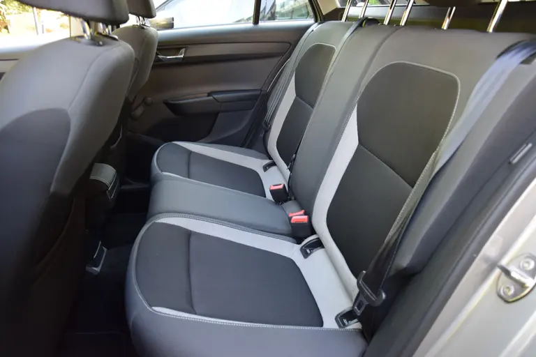Skoda Fabia Combi 1.0 TSI Ambition 96PK | BOVAG Garantie | 15'' Velgen | Speed Limiter | Parkeersensoren Achter | Airconditioning | Apple Carplay/ Android Auto | afbeelding 8