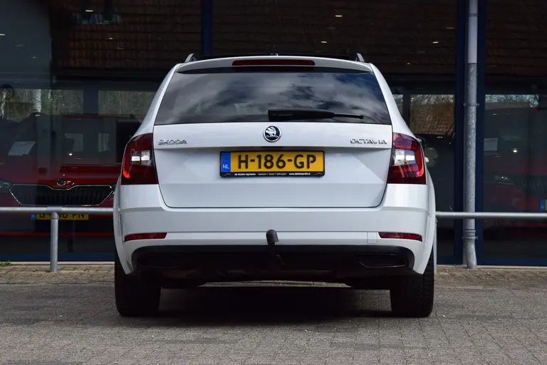 Skoda Octavia Combi 1.5 TSI Greentech Sport Business DSG Automaat | Org. NL | BOVAG Garantie | Trekhaak | Panoramadak | Stoelverwarming | DAB Radio | PDC Voor&Achter | afbeelding 12