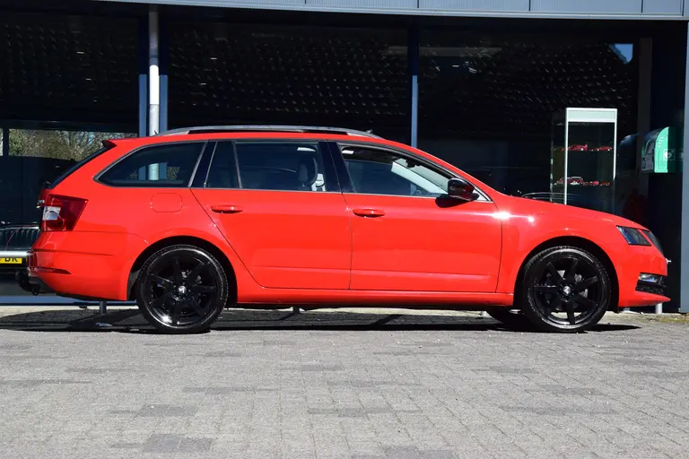 Skoda Octavia Combi 1.0 TSI Greentech Ambition Business DSG Automaat | Org. NL | BOVAG Garantie | Trekhaak | Panoramadak | 17'' Velgen | All Season Banden | Adaptive Cruise Control | afbeelding 5