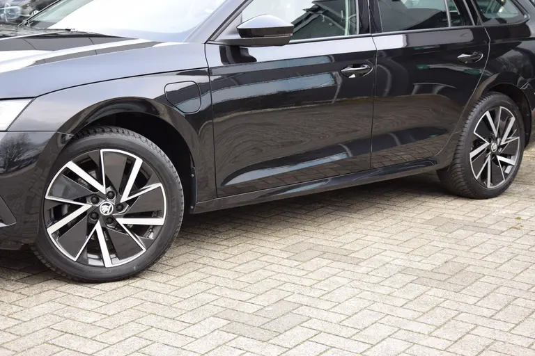 Skoda Octavia Combi 1.4 TSI iV 150PK PHEV Business Edition | Org. NL | BOVAG Garantie | Plug in Hybride | Virtual Cockpit | Navigatie | Full LED | PDC Voor&Achter | Elektrische Kofferklep | afbeelding 17