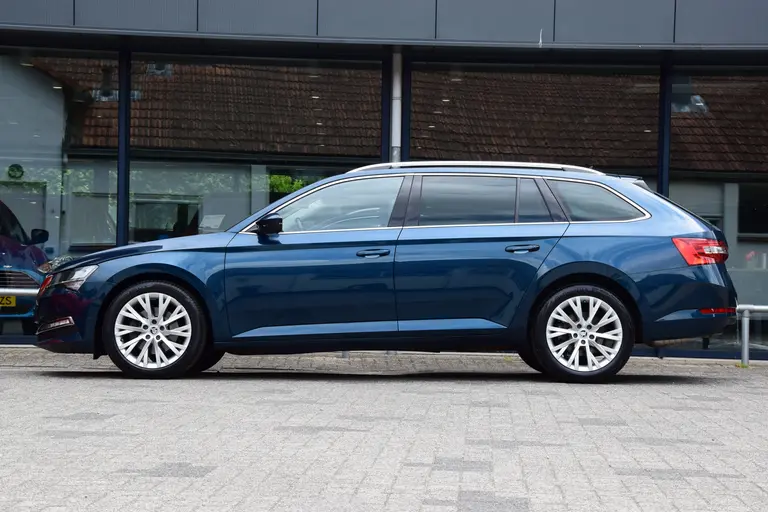 Skoda Superb Combi 1.5 TSI ACT 150PK Business Edition DSG Automaat | Org. NL | BOVAG Garantie | Trekhaak | Virtual dashboard | Apple Carplay/Android Auto | Elektrische bestuurdersstoel met geheugen | Verwarmde voorruit / Voorstoelen | afbeelding 4