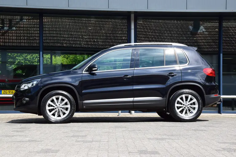 Volkswagen Tiguan 1.4 TSI Sport&Style 160PK | Trekhaak | Navigatie | Volledig Lederen Interieur | Parkeersensoren Achter | Xenon Verlichting | Stoelverwarming | Bluetooth Telefoonverbinding | afbeelding 4