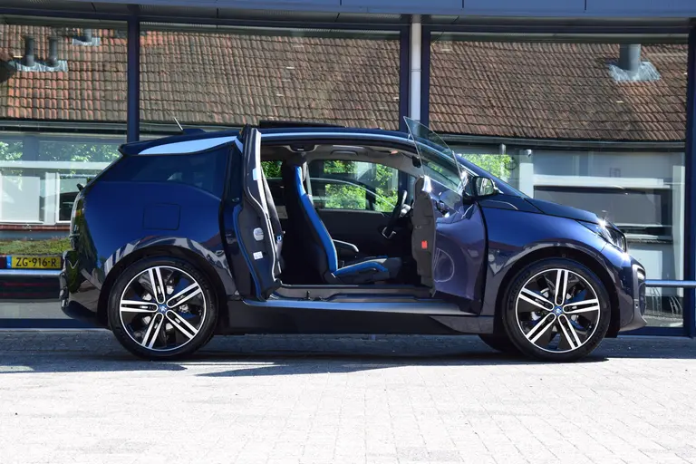 BMW i3 Executive Edition 120Ah 42 kWh | Org. NL | BOVAG Garantie | Warmtepomp | Panoramadak | Stoelverwarming | Adaptive Cruise Control | Achteruitrijcamera | Navigatie | Full LED | 20'' Velgen | afbeelding 6