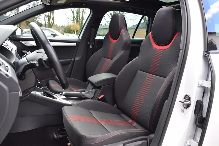 Skoda Octavia Combi 1.5 TSI Greentech Sport Business DSG Automaat | Org. NL | BOVAG Garantie | Trekhaak | Panoramadak | Stoelverwarming | DAB Radio | PDC Voor&Achter | afbeelding 10
