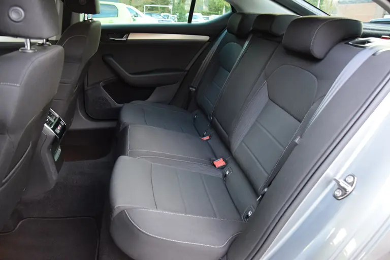 Skoda Superb 1.4 TSI Ambition Business | BOVAG Garantie | Trekhaak | Stoelverwarming | Achteruitrijcamera | All Season Banden | Cruise&Climate Control | Navigatie | Elektrisch Bedienbare Bestuurdersstoel | afbeelding 8