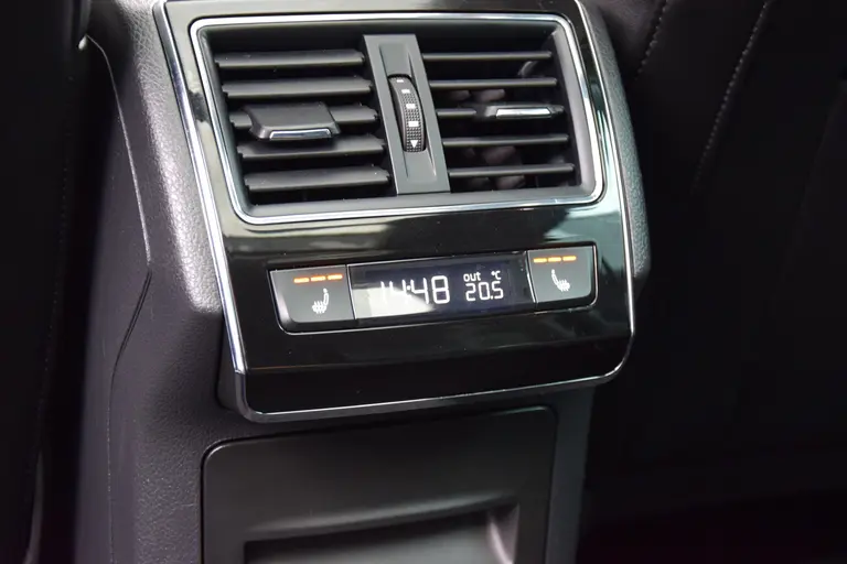 Skoda Superb Combi 1.4 TSI iV 160PK Business Edition Plus PHEV DSG Automaat | Org. NL | BOVAG Garantie | Trekhaak | Virtual dashboard | Apple Carplay/Android Auto | Elektrische Voorstoelen met geheugen | Verwarmde Voorruit + Stoelen | afbeelding 9
