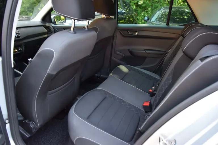 Skoda Fabia 1.0 TSI 96PK Ambition | Org. NL | BOVAG Garantie | Cruise & Climate Control | Parkeersensoren | 15'' Velgen | Apple Carplay/ Android Auto | LED Dagrijverlichting | afbeelding 7
