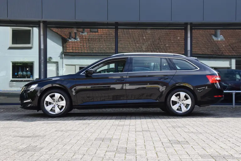 Skoda Superb Combi 1.5 TSI ACT Business Edition Plus | NL-Auto | BOVAG Garantie | Trekhaak | Virtual dashboard | Apple Carplay/Android Auto | Elektrische Bestuurdersstoel | Stoelverwarming | afbeelding 4