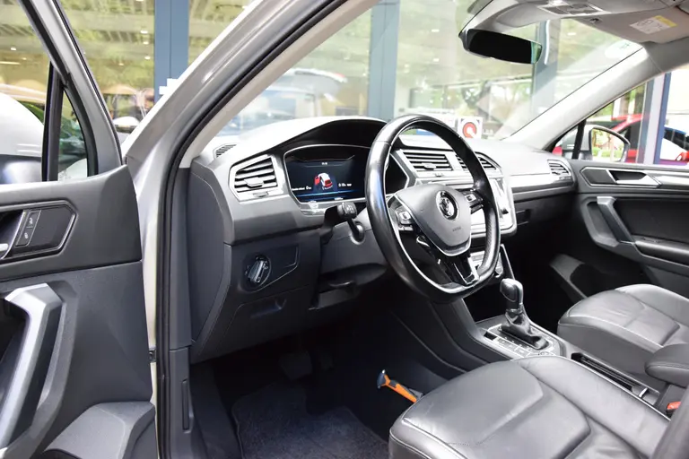 Volkswagen Tiguan 2.0 TSI 180PK 4Motion Highline DSG Automaat | NL-Auto | incl. BOVAG Garantie | 1e Eigenaar | Dealer onderhouden | Trekhaak (2500kg) | Adaptive Cruise Control | Lederen bekleding | Parkeer assistent | BTW Auto | afbeelding 9