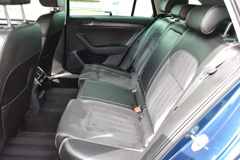 Skoda Superb Combi 1.5 TSI ACT 150PK Business Edition DSG Automaat | Org. NL | BOVAG Garantie | Trekhaak | Virtual dashboard | Apple Carplay/Android Auto | Elektrische bestuurdersstoel met geheugen | Verwarmde voorruit / Voorstoelen | afbeelding 8