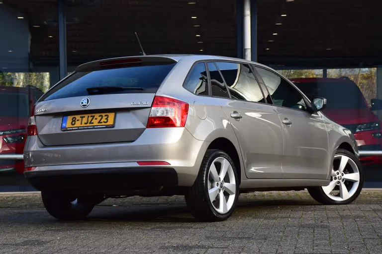 Skoda Rapid Spaceback 1.2 TSI 86PK Greentech Elegance Businessline Pro | BOVAG Garantie | NL-Auto | Navigatie | Parkeersensoren Achter | Cruise & Climate Control |17" Velgen | Bluetooth | Stoelverwarming | afbeelding 2
