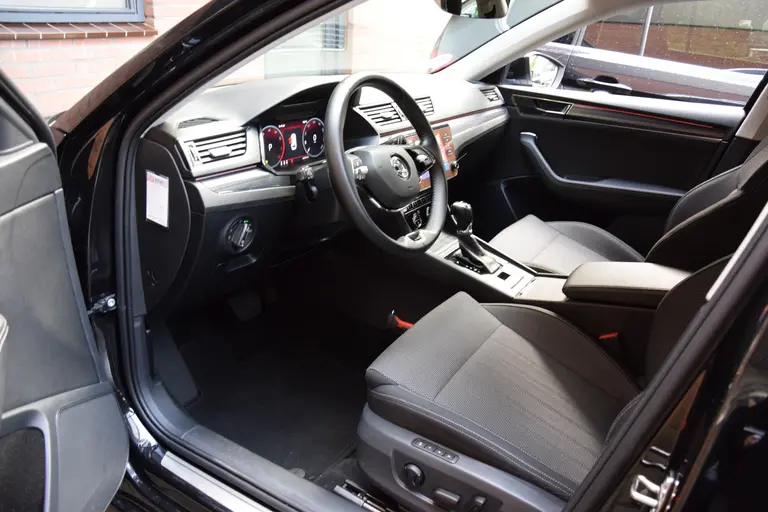 Skoda Superb Combi 1.5 TSI ACT Business Edition Plus | NL-Auto | BOVAG Garantie | Trekhaak | Virtual dashboard | Apple Carplay/Android Auto | Elektrische Bestuurdersstoel | Stoelverwarming | afbeelding 9