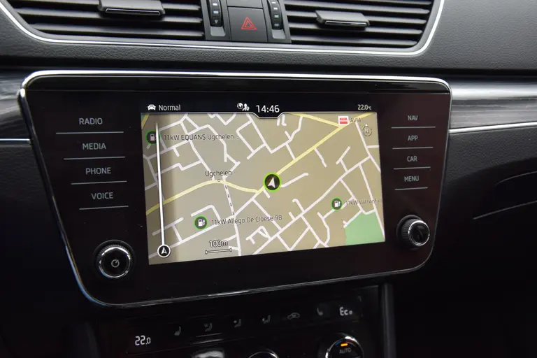 Skoda Superb Combi 1.4 TSI iV 160PK Business Edition Plus PHEV DSG Automaat | Org. NL | BOVAG Garantie | Trekhaak | Virtual dashboard | Apple Carplay/Android Auto | Elektrische Voorstoelen met geheugen | Verwarmde Voorruit + Stoelen | afbeelding 25