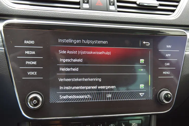 Skoda Superb Combi 1.5 TSI ACT 150PK Business Edition DSG Automaat | Org. NL | BOVAG Garantie | Trekhaak | Virtual dashboard | Apple Carplay/Android Auto | Elektrische bestuurdersstoel met geheugen | Verwarmde voorruit / Voorstoelen | afbeelding 30