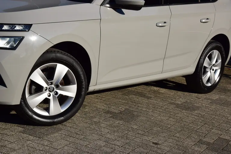 Skoda Kamiq 1.0 TSI 111PK Sport Business | Org. NL | BOVAG Garantie | Trekhaak | Virtual Cocpit | Sportstoelen | Cruise&Climate Control | PDC Achter | Apple Carplay/ Android Auto | afbeelding 17