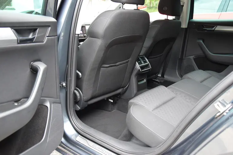 Skoda Superb Combi 1.5 TSI 150PK ACT Business Edition DSG Automaat | Org. NL | BOVAG Garantie | Trekhaak | Apple Carplay/Android Auto | Full LED | PDC Achter | Cruise&Climate Control | afbeelding 7
