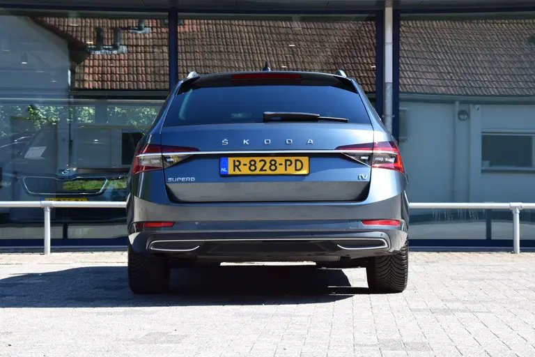 Skoda Superb Combi 1.4 TSI iV Laurin&Klement | BOVAG Garantie | Trekhaak | Leder | Panoramadak | Camera | Virtual Cockpit | Full LED | Stoelverwarming Voor&Achter | 18'' Met All Season Banden | afbeelding 15