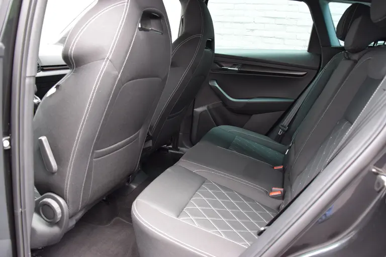 Skoda Karoq 1.5 TSI 150PK ACT Sportline Business | BOVAG Garantie | Org. NL | Trekhaak | Vitrual Cockpit | Achteruitrijcamera | Stoel&Stuurverwarming | 19'' Velgen | Full LED | afbeelding 7