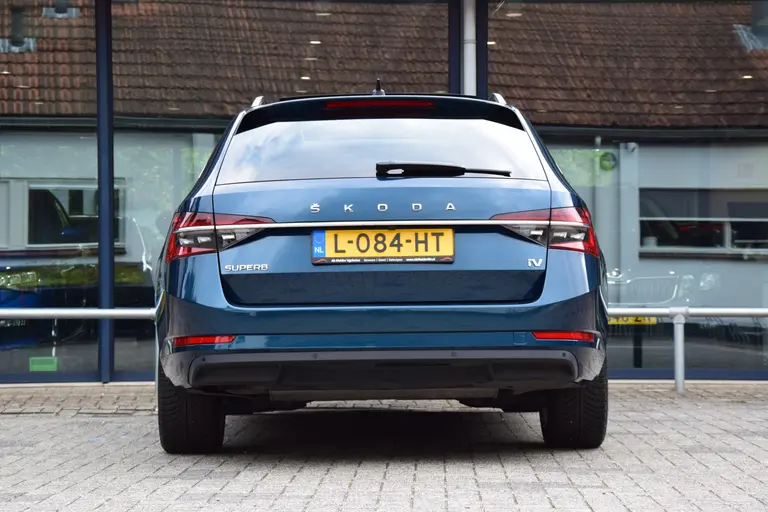 Skoda Superb Combi 1.4 TSI iV 160PK Business Edition Plus PHEV DSG Automaat | Org. NL | BOVAG Garantie | Trekhaak | Virtual dashboard | Apple Carplay/Android Auto | Elektrische Voorstoelen met geheugen | Verwarmde Voorruit + Stoelen | afbeelding 15
