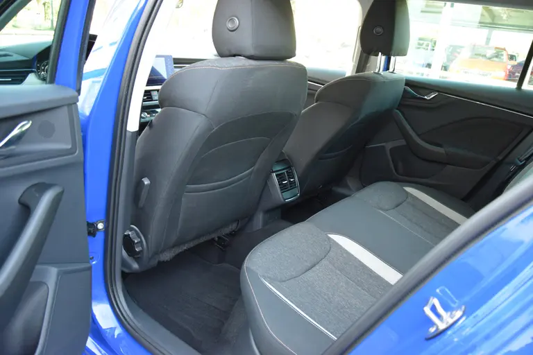 Skoda Kamiq 1.5 TSI 150PK ACT Business Edition | Org. NL | BOVAG Garantie | Trekhaak | Achteruitrijcamera | Virtual Cockpit | Full LED | Verwarmde Stoelen&Voorruit | Cruise&Climate Control | afbeelding 7