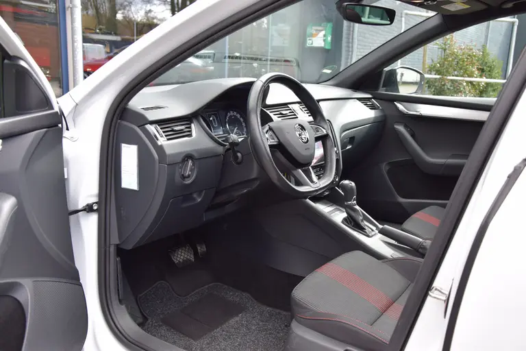 Skoda Octavia Combi 1.5 TSI Greentech Sport Business DSG Automaat | Org. NL | BOVAG Garantie | Trekhaak | Panoramadak | Stoelverwarming | DAB Radio | PDC Voor&Achter | afbeelding 9