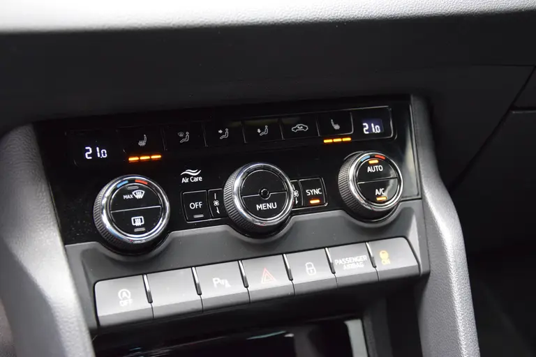 Skoda Karoq 1.5 TSI 150PK ACT Sportline Business | BOVAG Garantie | Org. NL | Trekhaak | Vitrual Cockpit | Achteruitrijcamera | Stoel&Stuurverwarming | 19'' Velgen | Full LED | afbeelding 27