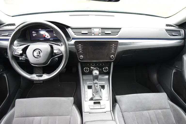 Skoda Superb Combi 1.4 TSI iV 160PK Business Edition Plus PHEV DSG Automaat | Org. NL | BOVAG Garantie | Trekhaak | Virtual dashboard | Apple Carplay/Android Auto | Elektrische Voorstoelen met geheugen | Verwarmde Voorruit + Stoelen | afbeelding 6