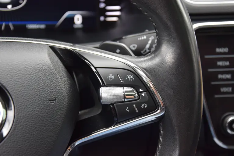 Skoda Superb Combi 1.4 TSI iV 160PK Business Edition Plus PHEV DSG Automaat | Org. NL | BOVAG Garantie | Trekhaak | Virtual dashboard | Apple Carplay/Android Auto | Elektrische Voorstoelen met geheugen | Verwarmde Voorruit + Stoelen | afbeelding 34
