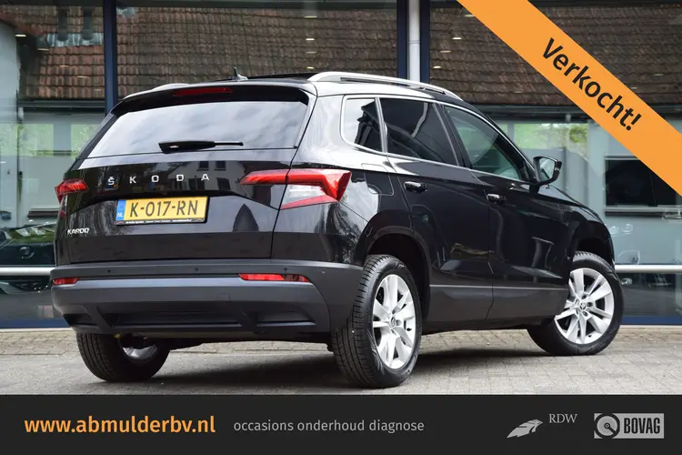 Skoda Karoq 1.5 TSI ACT 150PK Business Edition Plus DSG Automaat | Org. NL | BOVAG Garantie | Trekhaak | Panoramadak | Sportstuur | Full LED | Achteruitrijcamera | Navigatie | All Season Banden |