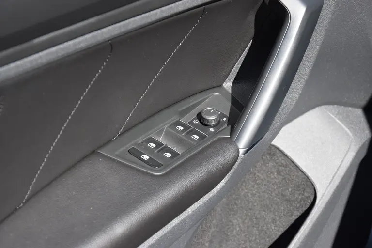Volkswagen Tiguan 2.0 TSI 180PK 4Motion Highline DSG Automaat | NL-Auto | incl. BOVAG Garantie | 1e Eigenaar | Dealer onderhouden | Trekhaak (2500kg) | Adaptive Cruise Control | Lederen bekleding | Parkeer assistent | BTW Auto | afbeelding 34