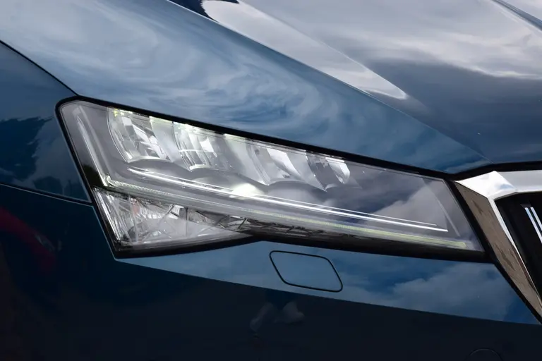 Skoda Superb Combi 1.5 TSI ACT 150PK Business Edition DSG Automaat | Org. NL | BOVAG Garantie | Trekhaak | Virtual dashboard | Apple Carplay/Android Auto | Elektrische bestuurdersstoel met geheugen | Verwarmde voorruit / Voorstoelen | afbeelding 34