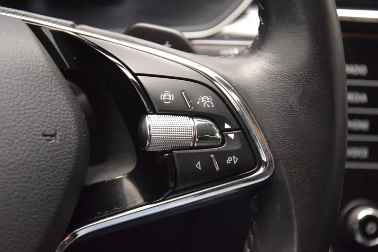 Skoda Superb Combi 1.4 TSI iV Business Edition Plus PHEV Plug-in Hybride | Org. NL | BOVAG Garantie | Trekhaak | Virtual Cockpit | Apple Carplay/Android Auto | Elektrische Voorstoelen met geheugen | Verwarmde Voorruit + Stoelen | afbeelding 32