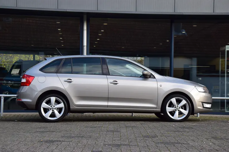 Skoda Rapid Spaceback 1.2 TSI 86PK Greentech Elegance Businessline Pro | BOVAG Garantie | NL-Auto | Navigatie | Parkeersensoren Achter | Cruise & Climate Control |17" Velgen | Bluetooth | Stoelverwarming | afbeelding 5