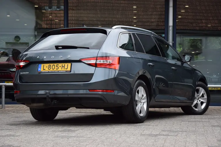 Skoda Superb Combi 1.5 TSI 150PK ACT Business Edition DSG Automaat | Org. NL | BOVAG Garantie | Trekhaak | Apple Carplay/Android Auto | Full LED | PDC Achter | Cruise&Climate Control | afbeelding 2