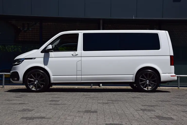 Volkswagen Transporter 2.0 TDI L2H1 Highline DSG Automaat 3-zits (3 persoons) | Org. NL | BPM Vrij | Trekhaak | LED | Adaptive Cruise Control | PDC V+A incl. Camera | Voorruit verwarming | DAB+ | Lichtmetalen velgen 17" | afbeelding 2
