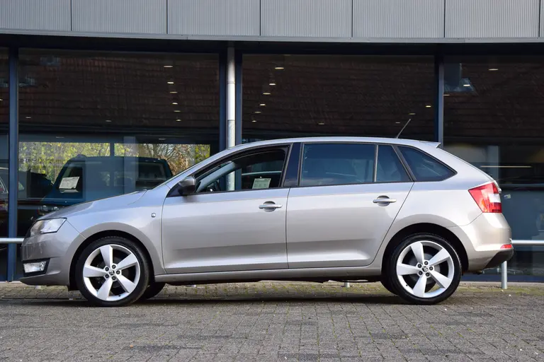 Skoda Rapid Spaceback 1.2 TSI 86PK Greentech Elegance Businessline Pro | BOVAG Garantie | NL-Auto | Navigatie | Parkeersensoren Achter | Cruise & Climate Control |17" Velgen | Bluetooth | Stoelverwarming | afbeelding 4